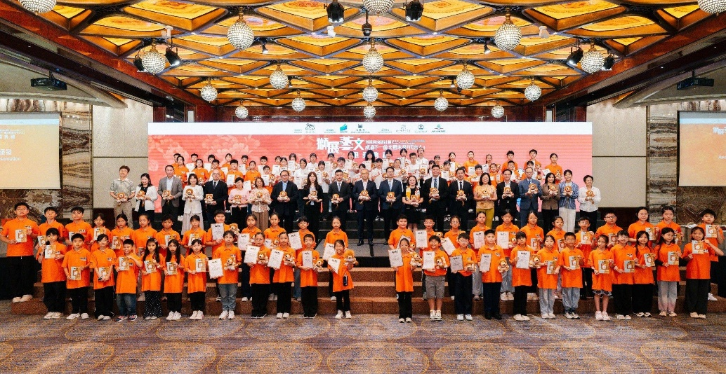 图为澳门中小学导赏员培训计划首期逾120名学员毕业。主办方供图