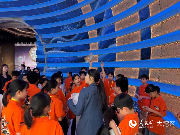 图为首期学员毕业典礼一结束，就走进保利美高梅博物馆导赏工作岗位。人民网记者 富子梅摄