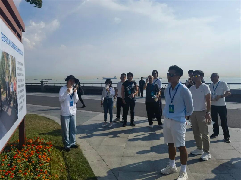 青年企业家在南通盐城实地寻访参观。江苏省委统战部供图