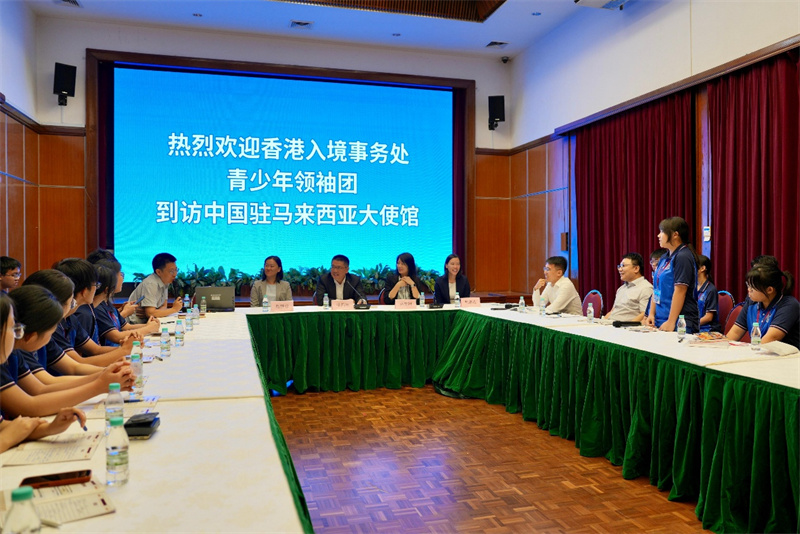 “新马篇”交流团到访中国驻马来西亚大使馆。主办方供图