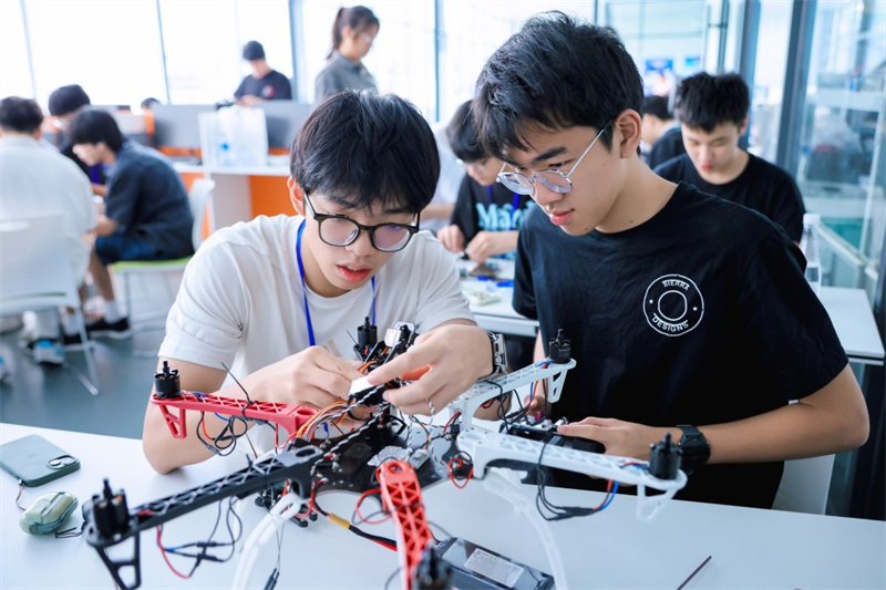 图为同学们亲手组装无人机。澳门特区劳工事务局供图
