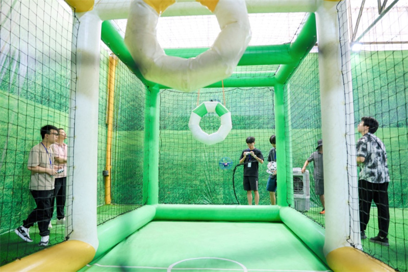 图为同学们体验无人机足球竞技。澳门特区劳工事务局供图