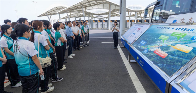 考察团成员参观海口新海港和南港“二线口岸”集中查验场。主办方供图