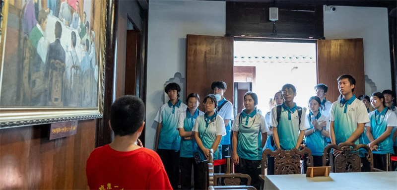 考察团成员参观中共琼崖第一次代表大会旧址。主办方供图