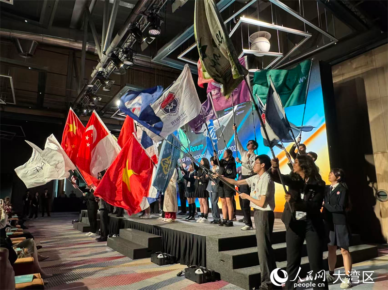 图为世界青年论坛2026系列活动开幕式各地学校学生巡旗。人民网记者 富子梅摄