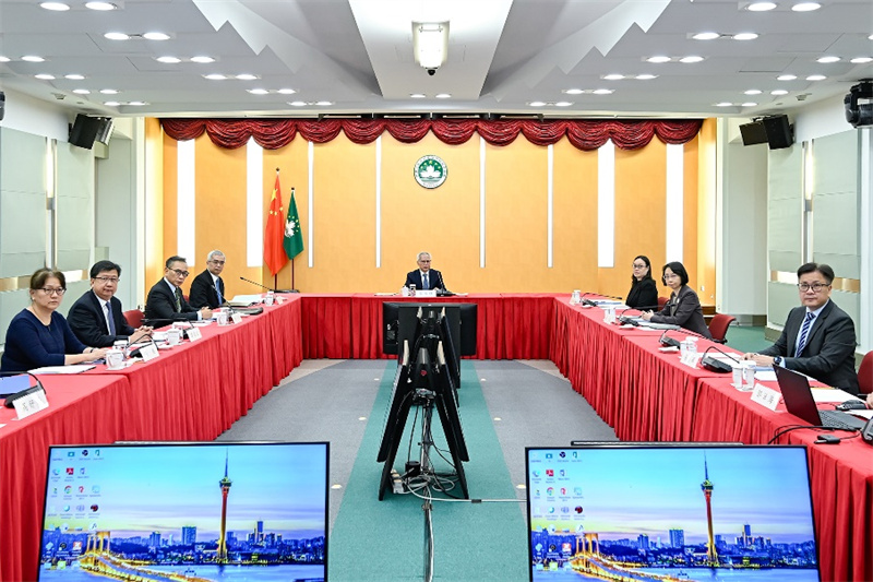 图为岑浩辉主持召开政务会议，统筹部署加快推进都市更新。澳门特区政府新闻局供图