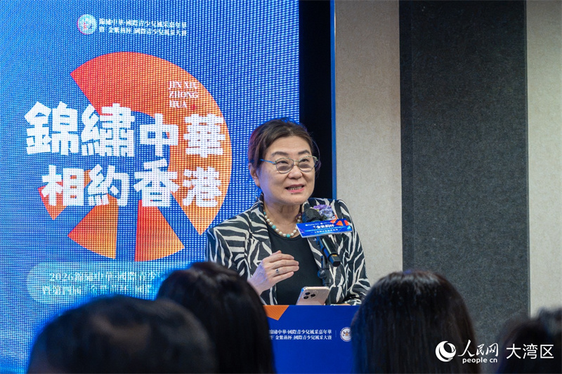 香港西贡区区议员、香港普通话专业协会主席靳彤彤致辞。人民网 韩宇轩摄