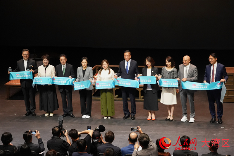 话剧《我爱桃花》香港首演嘉宾合照。人民网实习生 张雨洁摄