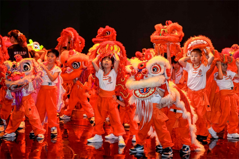 图为小学员们以精彩汇演展示学习成果。主办方供图