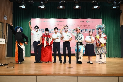 图为同学们现场化妆脸谱、扮演美猴王。主办方供图