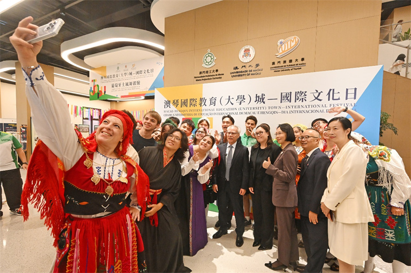 图为岑浩辉等参观三校合办的国际文化日活动。澳门特区政府教育及青年发展局供图