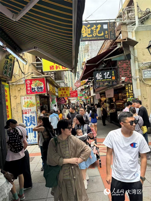 图为澳门官也街客流畅旺。人民网记者 富子梅摄