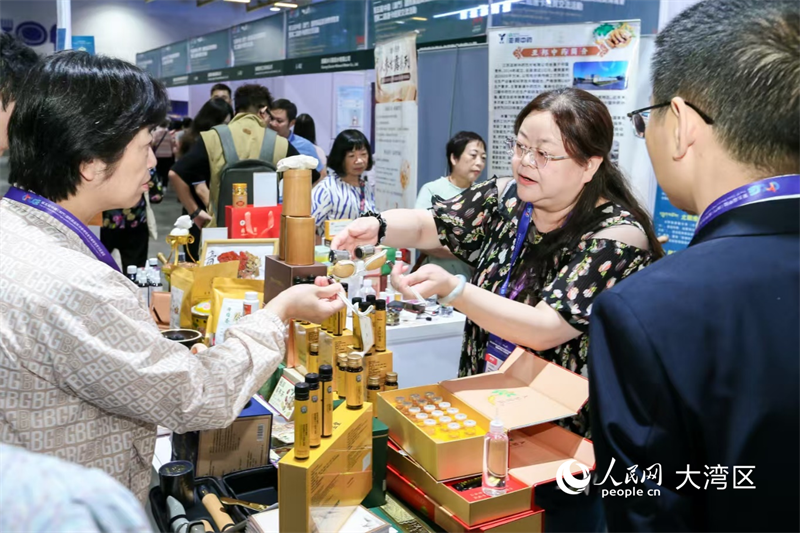 图为青海特色健康产品在展会上广受欢迎。主办方供图