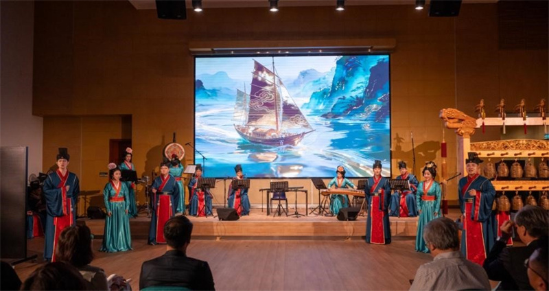 图为有关专家学者观摩《诗经》音乐会演出。澳门科技大学供图