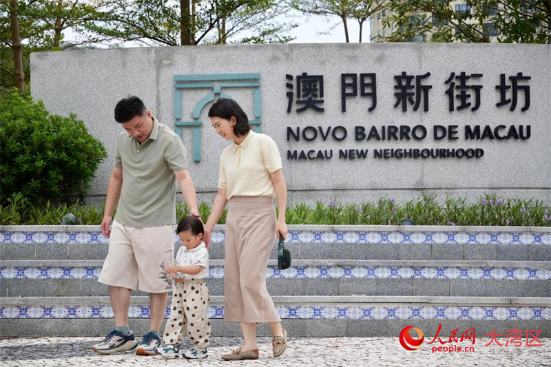 黄滋才一家三口在位于横琴的“澳门新街坊”散步。人民网 吴宇扬扬摄