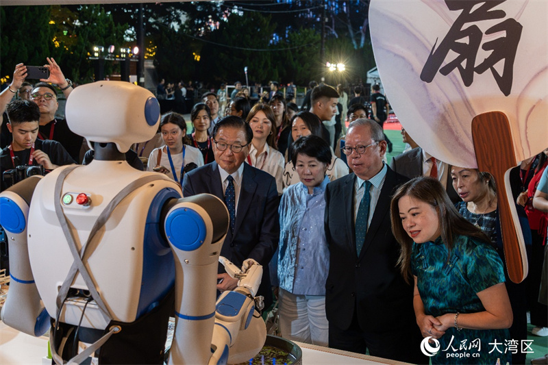 图3. 人工智能机器人展示非遗彩扇制作工艺。人民网 韩宇轩摄