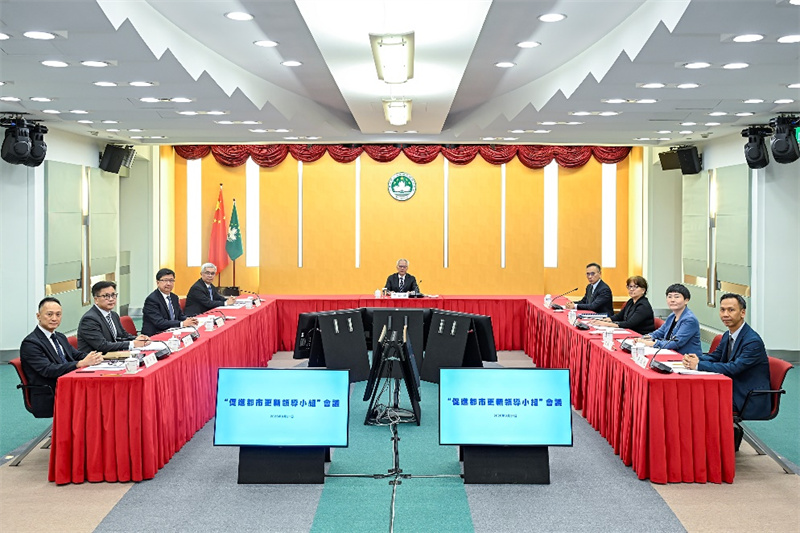 图为岑浩辉主持召开“促进都市更新领导小组”首次会议。澳门特区政府新闻局供图