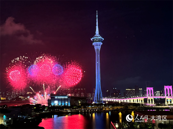 图为葡萄牙及韩国烟花在澳门旅游塔附近夜空中绽放。人民网记者 富子梅摄