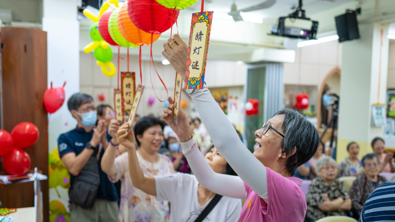 图为社区举办的猜灯谜活动吸引了许多澳门居民参与。卢锦烈摄