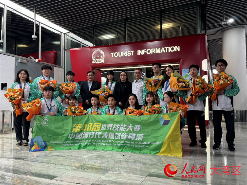 图为吴惠娴（后排左六）、陈元童（后排右五）与所有获奖选手合影。人民网记者 富子梅摄