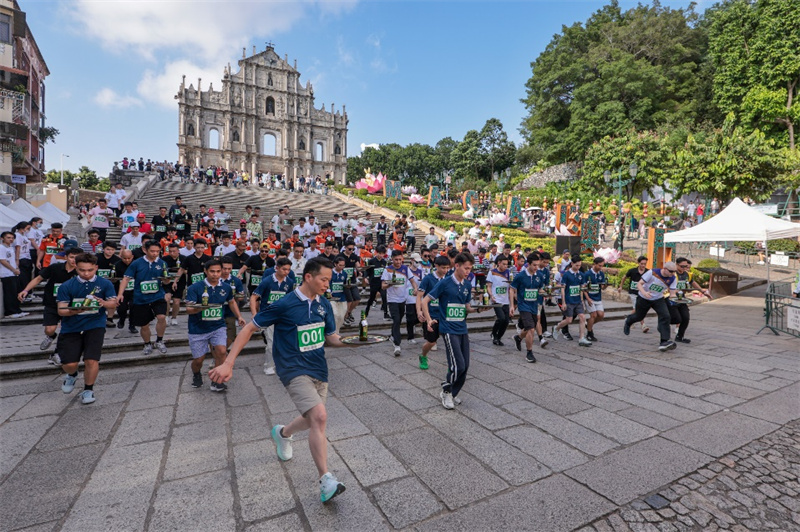 图为“托盘比赛”从大三巴牌坊起步。澳门特区政府旅游局供图