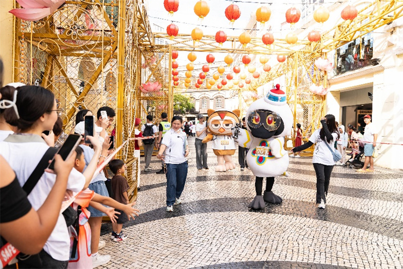 图为“吉祥物巡礼”为澳门“世界旅游日”活动增添欢乐氛围。澳门特区政府旅游局供图