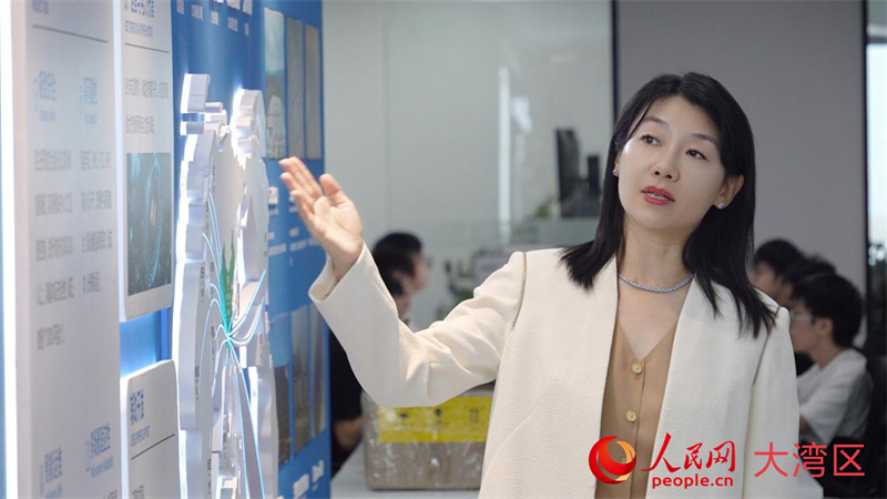 远信储能联合创始人及行政总裁张佳婧在展厅介绍。人民网 吴宇扬扬摄
