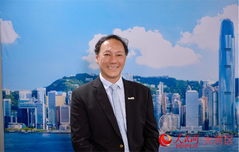 香港特区政府投资推广署金融服务及科技、可持续发展环球总裁梁瀚璟接受人民网采访。人民网 韩宇轩摄