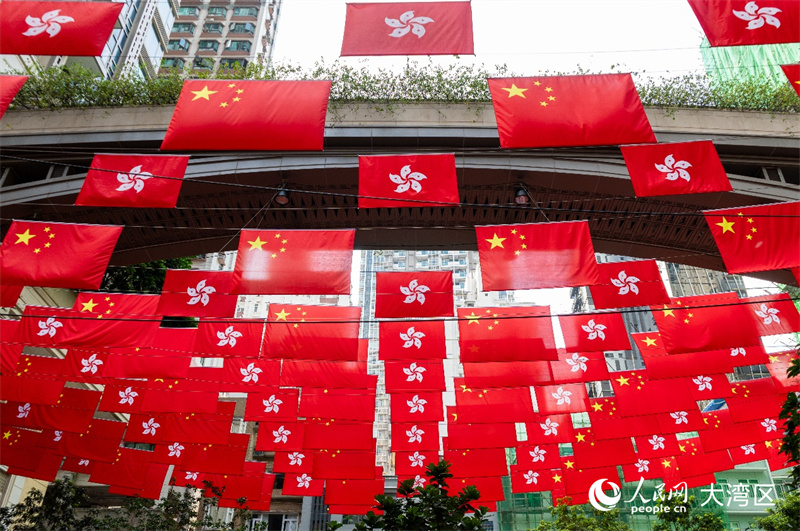 湾仔街头五星红旗和紫荆花区旗共飘扬。人民网 韩宇轩摄