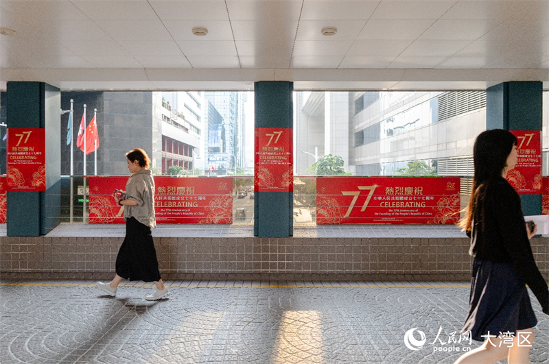 通往香港会展中心的行人天桥。人民网 韩宇轩摄