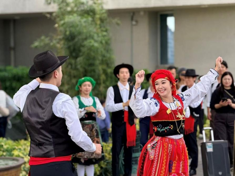 图为葡萄牙土风舞表演及互动。澳门特区政府文化局供图