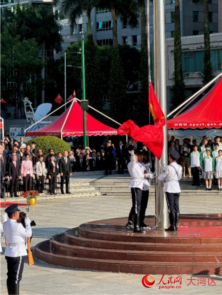 图为澳门特区政府在金莲花广场举行升旗仪式。人民网记者 富子梅摄