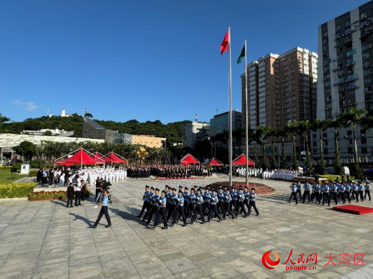 图为澳门保安部队首次全面采用中式步操及解放军敬礼方式。人民网记者 富子梅摄