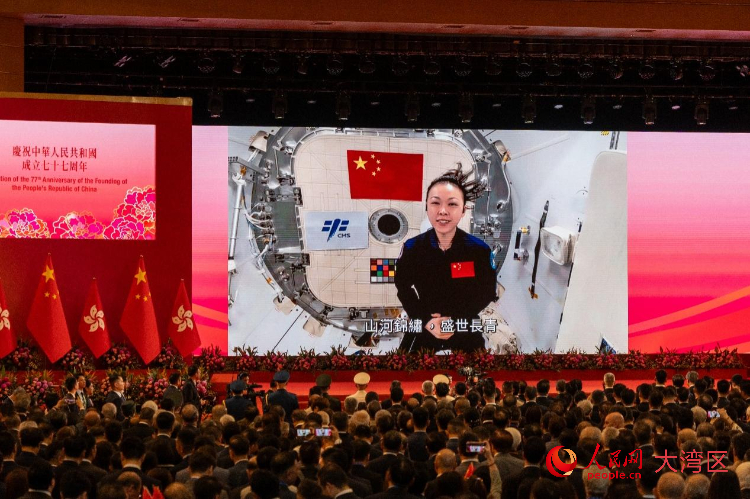 香港首位航天员黎家盈从天宫空间站发来祝福。人民网 韩宇轩摄