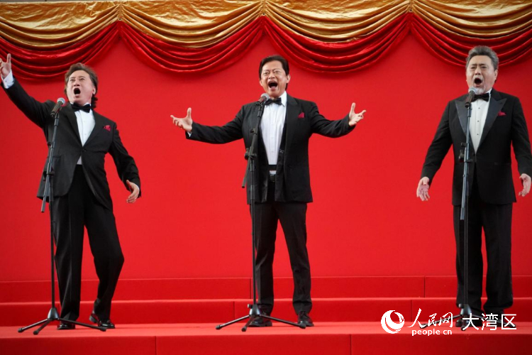“中国三大男高音”戴玉强、莫华伦、魏松为开幕式献唱。人民网 吴宇扬扬摄