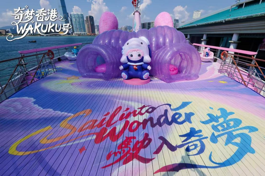游船甲板上的奇梦岛主题场景。主办方供图
