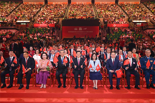 香港特区行政长官李家超（前排中）等嘉宾在主席台观看晚会。主办方供图