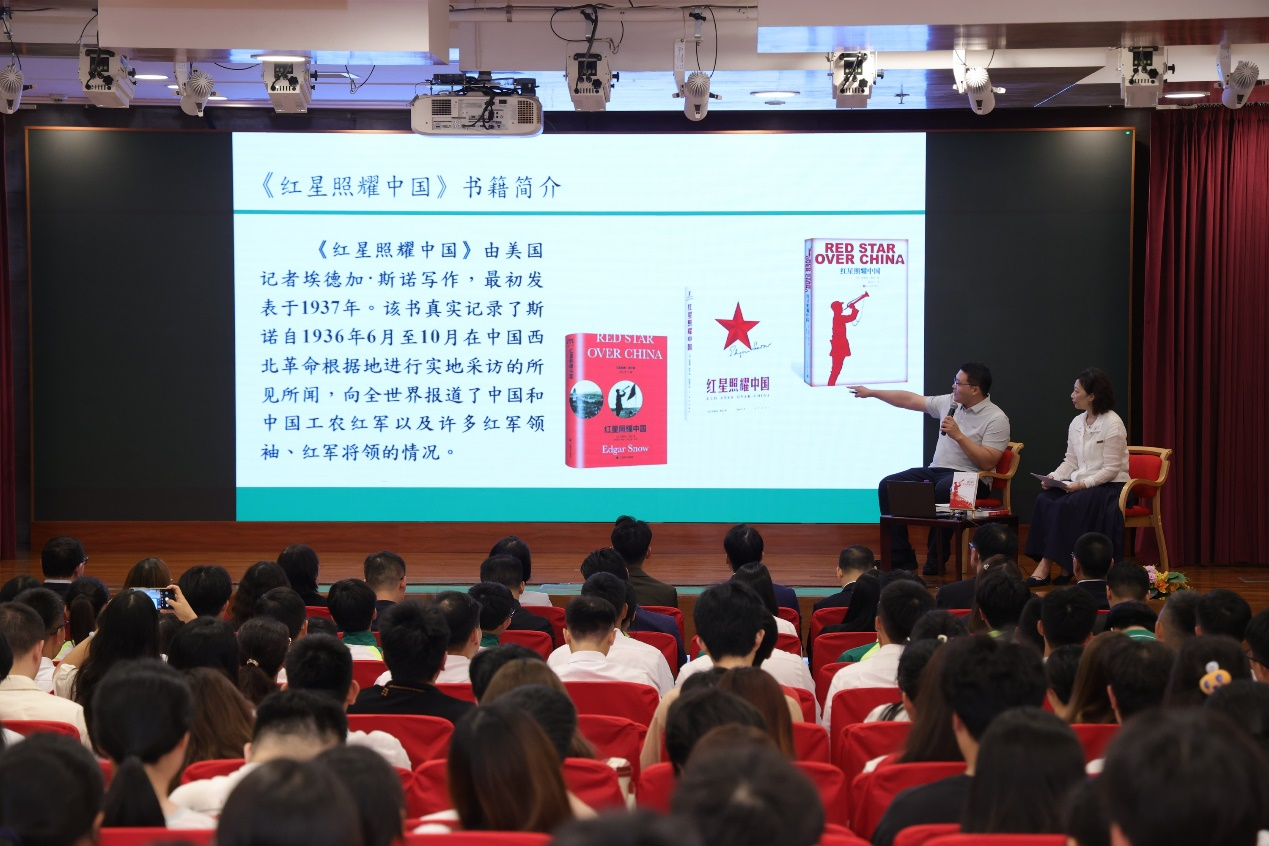 图为刘进伟引领青年学生品读经典著作《红星照耀中国》。澳门特区政府教育及青年发展局供图