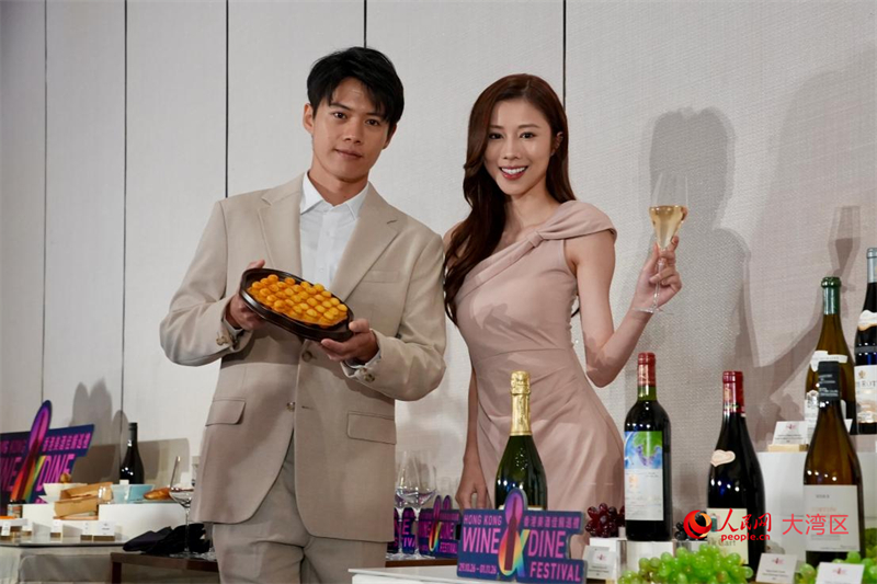 传媒预览环节展示的美酒美食。人民网 张雨洁摄