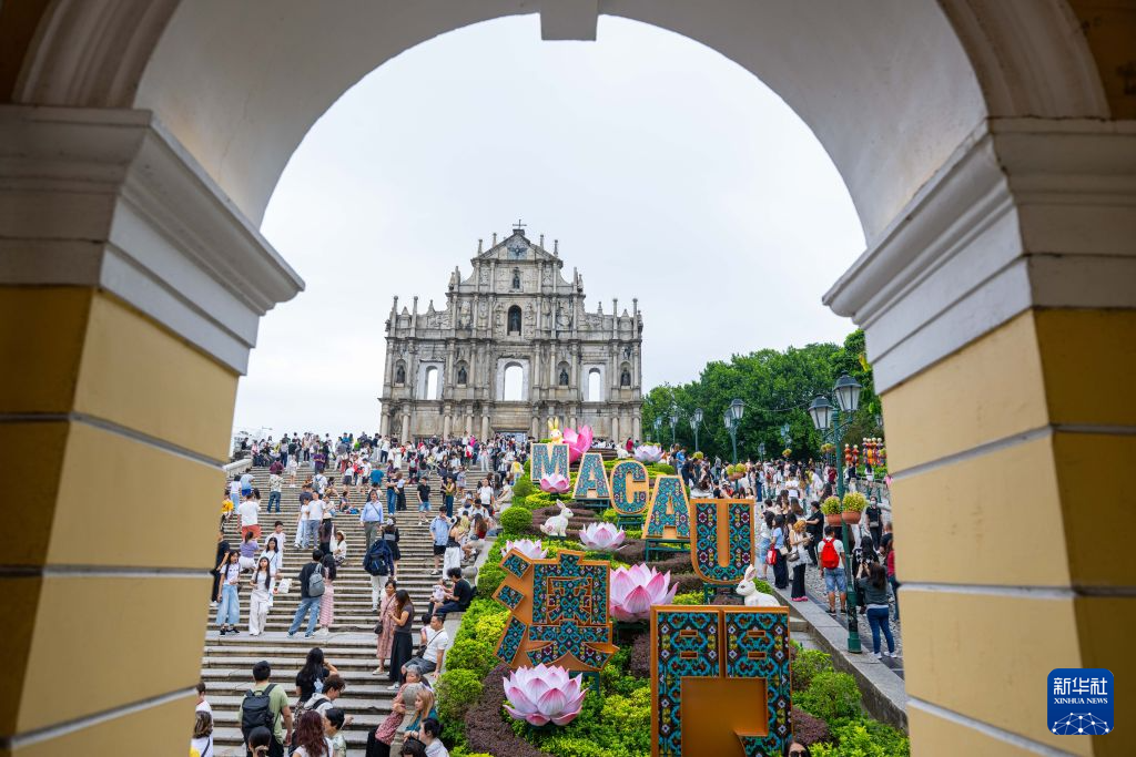 10月6日，旅客在澳门大三巴牌坊前浏览。新华社发（张金加摄）