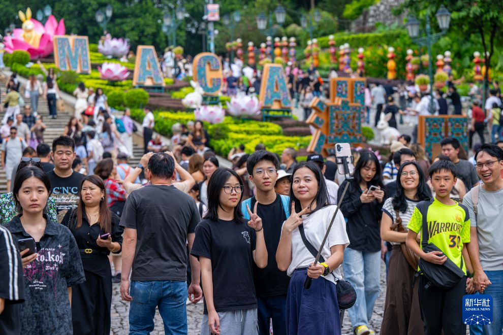 10月6日，旅客在澳门大三巴牌坊前浏览。新华社发（张金加摄）