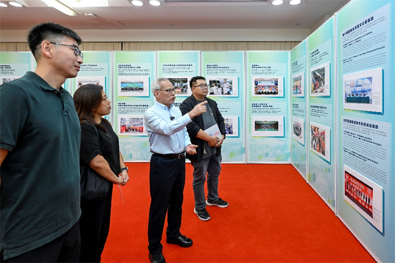 图为岑浩辉与市民一起观看澳门“三五”规划图片展。澳门特区政府新闻局供图