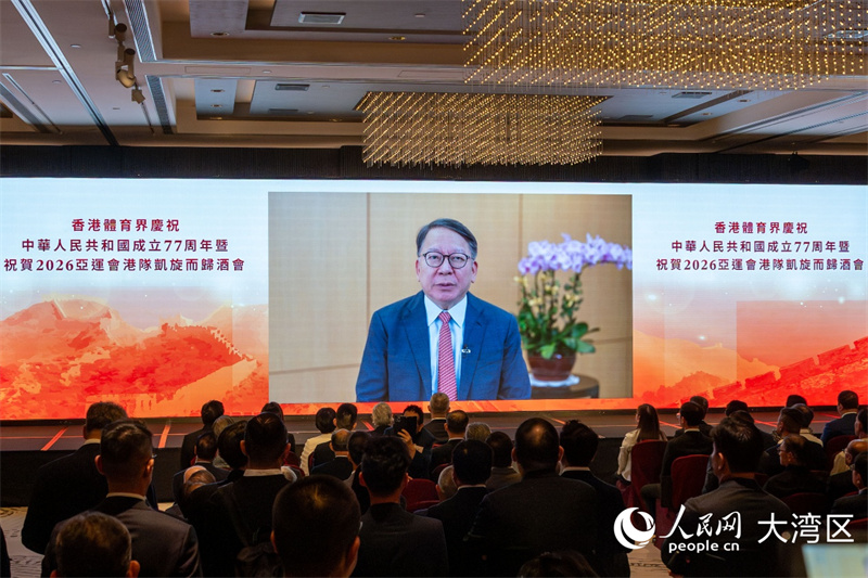 图2. 香港特区政府政务司司长陈国基通过视频致辞。人民网 韩宇轩摄