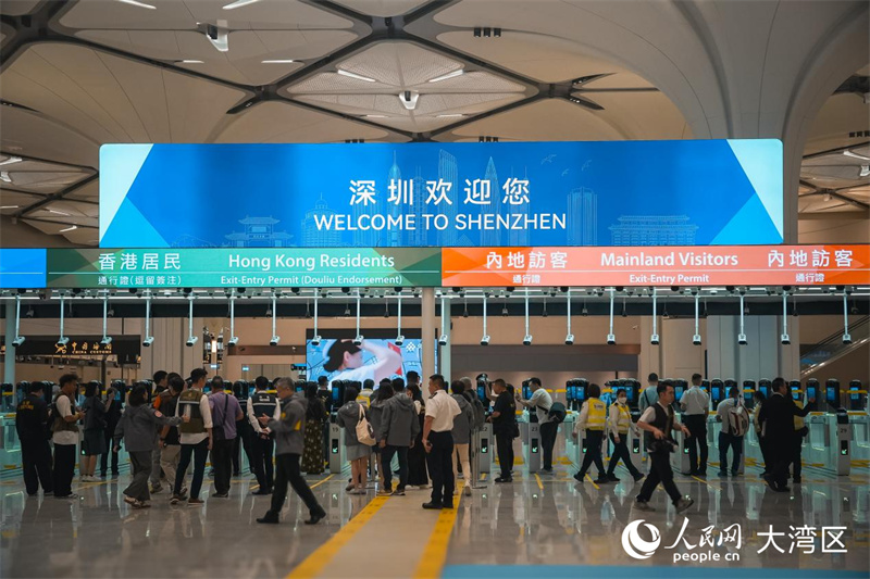 图1：港方口岸出境厅，旅客准备过关进入深圳。人民网 吴宇扬扬摄