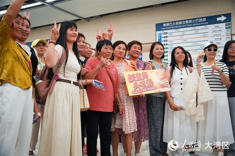 图2:旅客在皇岗口岸打卡留念。人民网 吴宇扬扬摄