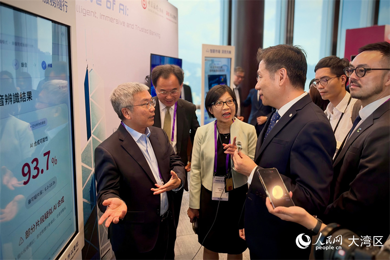 香港金融管理局副总裁阮国恒（左一）当日向银行业代表了解AI发展情况。人民网 吴宇扬扬摄