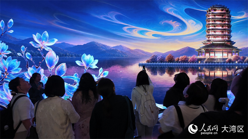 观众欣赏沉浸式光影空间。人民网 严小晶摄