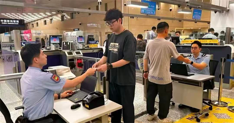 图为旅客在应急人工柜台有序办理出入境手续。澳门特区治安警察局供图