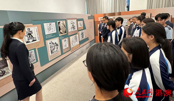 图为澳门劳校中学历史兴趣小组的同学们与开幕主礼嘉宾一起成为展览首批观众。人民网记者 富子梅摄