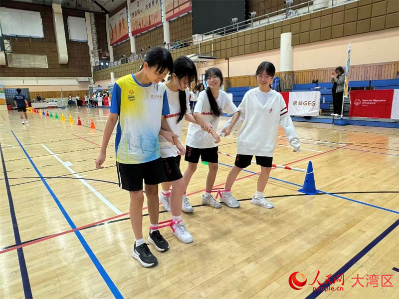 图为中学组的“四人五足”趣味项目比赛。人民网记者 富子梅摄
